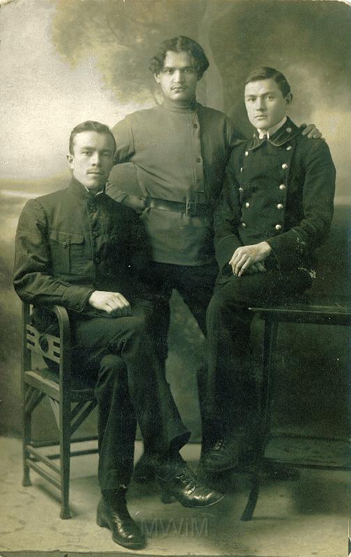 KKE 3705-7.jpg - Fot. Atelier. Trzech młodych ludzi w mundurach, Romny, 08 I 1921 r.